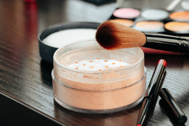 Which Face Powder Gives a Blurred, Airbrushed Look?