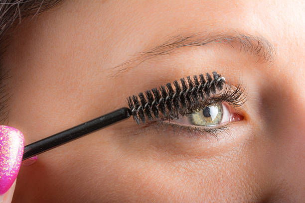 Smooth mascara application without clumps