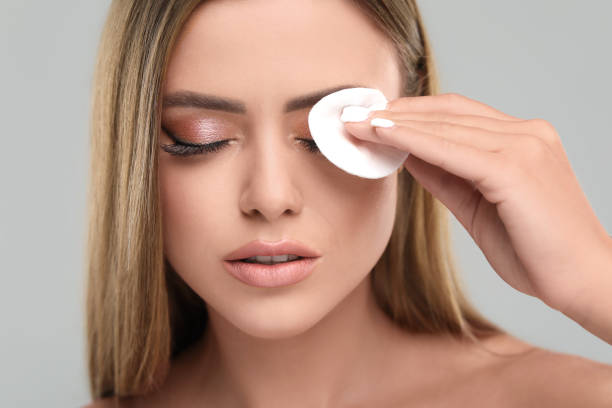 How Long Should I Leave the Eyelash Remover On?