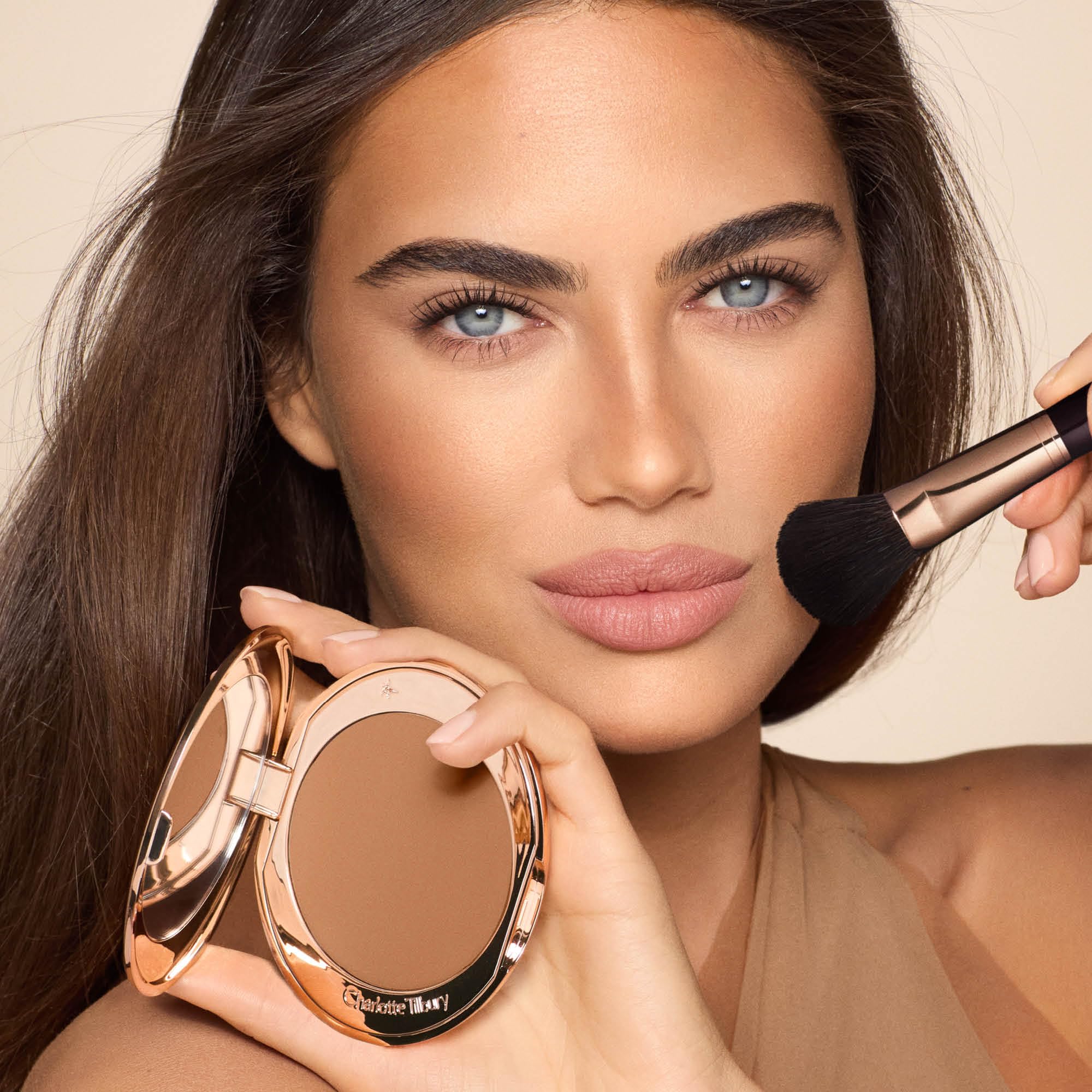 Charlotte Tilbury Airbrush Matte Bronzer - Smoothing & Blurring Powder Bronzer with an Airbrush Finish - Refillable Makeup Infused with Silky Mica & Hyaluronic Acid - 2 Medium