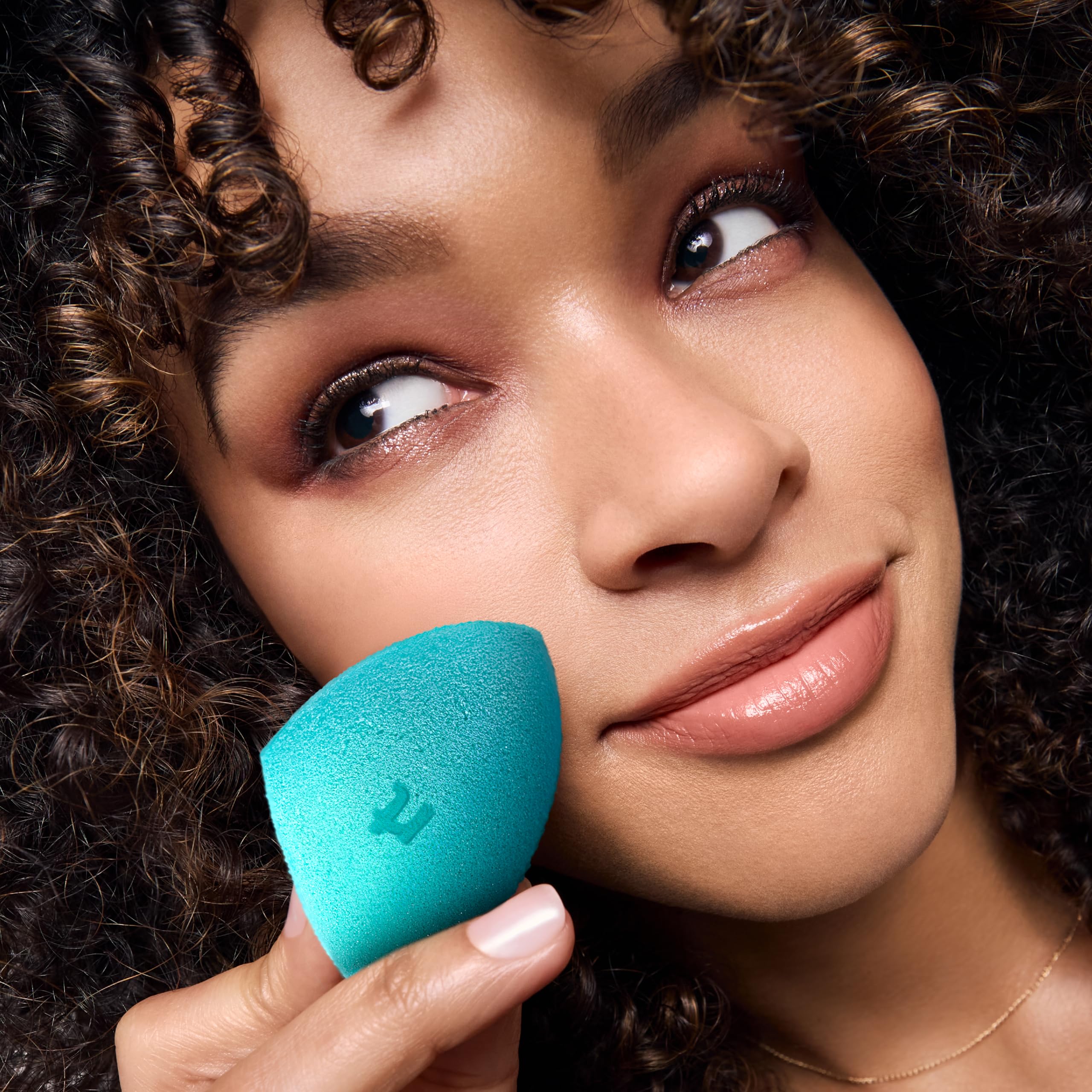 Real Techniques Miracle Airblend Sponge, Matte Makeup Blending Sponge, For Liquid, Cream, & Powder Products, Offers Medium To Full Coverage, Foundation Sponge, Latex-Free Foam, 1 Count